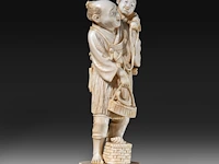 A japanese ivory okimono of a fisherman with his son, who is holding a turtle on a string, signed, meiji period (1868-1912), h 15,5 cm - 248g (+) - afbeelding 6 van  8