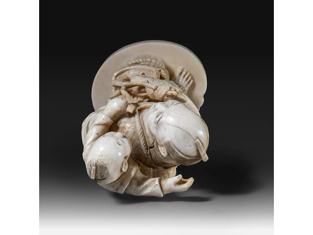 A japanese ivory okimono of a fisherman with his son, who is holding a turtle on a string, signed, meiji period (1868-1912), h 15,5 cm - 248g (+) - afbeelding 7 van  8