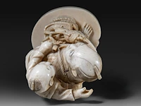 A japanese ivory okimono of a fisherman with his son, who is holding a turtle on a string, signed, meiji period (1868-1912), h 15,5 cm - 248g (+) - afbeelding 7 van  8