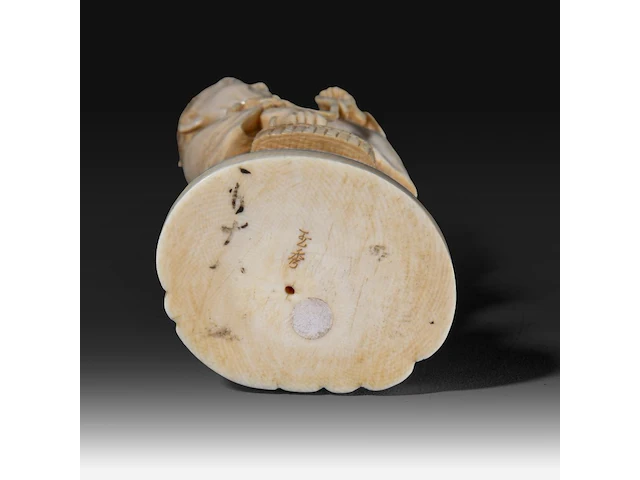 A japanese ivory okimono of a fisherman with his son, who is holding a turtle on a string, signed, meiji period (1868-1912), h 15,5 cm - 248g (+) - afbeelding 8 van  8