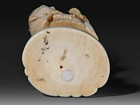 A japanese ivory okimono of a fisherman with his son, who is holding a turtle on a string, signed, meiji period (1868-1912), h 15,5 cm - 248g (+) - afbeelding 8 van  8