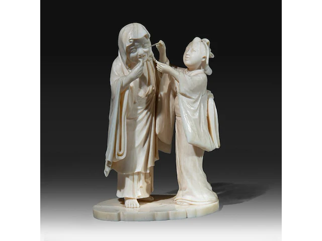 A japanese ivory okimono of a lady cleaning a rakan's ear, signed, meiji period (1868-1912), h 12,5 cm (+) - afbeelding 1 van  8