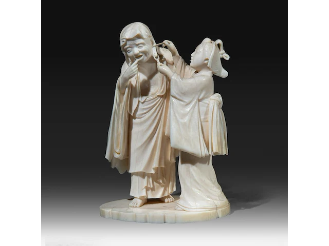 A japanese ivory okimono of a lady cleaning a rakan's ear, signed, meiji period (1868-1912), h 12,5 cm (+) - afbeelding 2 van  8