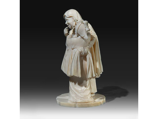 A japanese ivory okimono of a lady cleaning a rakan's ear, signed, meiji period (1868-1912), h 12,5 cm (+) - afbeelding 3 van  8