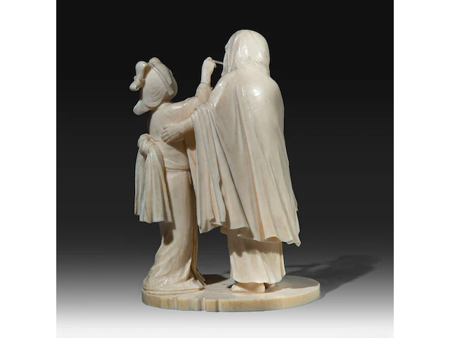 A japanese ivory okimono of a lady cleaning a rakan's ear, signed, meiji period (1868-1912), h 12,5 cm (+) - afbeelding 4 van  8