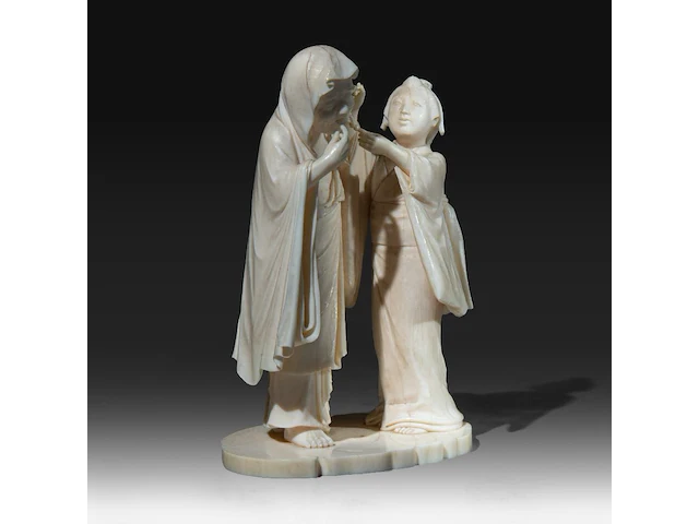 A japanese ivory okimono of a lady cleaning a rakan's ear, signed, meiji period (1868-1912), h 12,5 cm (+) - afbeelding 6 van  8