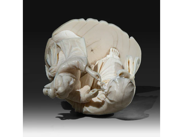 A japanese ivory okimono of a lady cleaning a rakan's ear, signed, meiji period (1868-1912), h 12,5 cm (+) - afbeelding 7 van  8