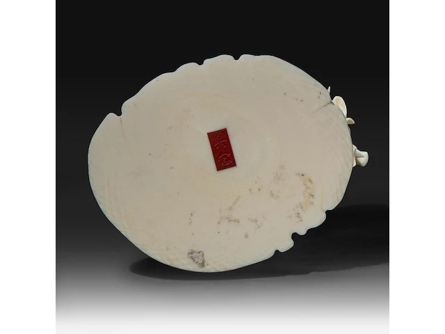 A japanese ivory okimono of a lady cleaning a rakan's ear, signed, meiji period (1868-1912), h 12,5 cm (+) - afbeelding 8 van  8