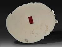 A japanese ivory okimono of a lady cleaning a rakan's ear, signed, meiji period (1868-1912), h 12,5 cm (+) - afbeelding 8 van  8