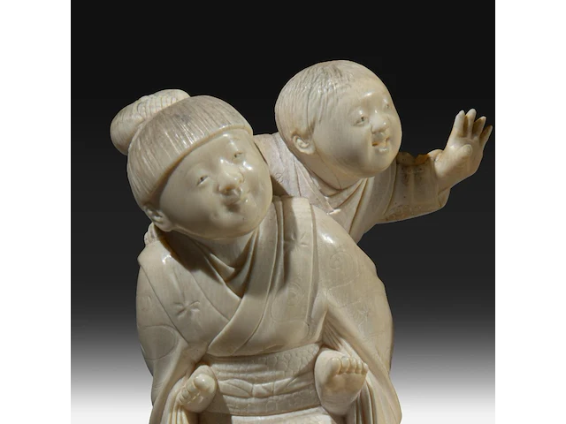 A japanese ivory okimono of a man with a basket and singing bowl, with a girl carrying a child to his side, signed, meiji period (1868-1912), h 18 cm - w 12 cm - d 10 cm (+) - afbeelding 2 van  10