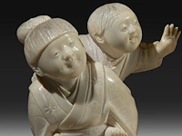 A japanese ivory okimono of a man with a basket and singing bowl, with a girl carrying a child to his side, signed, meiji period (1868-1912), h 18 cm - w 12 cm - d 10 cm (+) - afbeelding 2 van  10