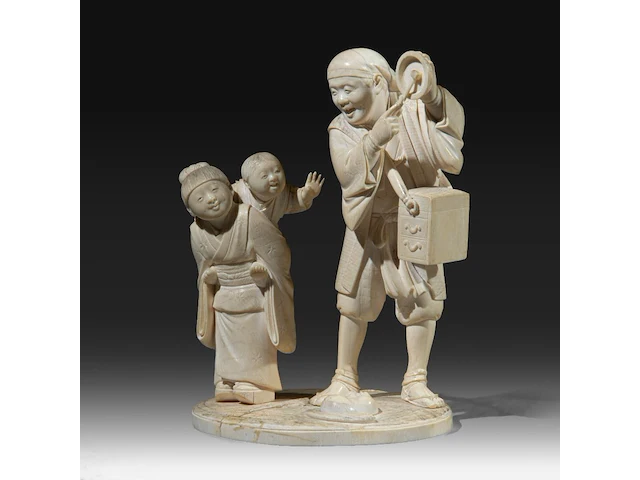 A japanese ivory okimono of a man with a basket and singing bowl, with a girl carrying a child to his side, signed, meiji period (1868-1912), h 18 cm - w 12 cm - d 10 cm (+) - afbeelding 3 van  10