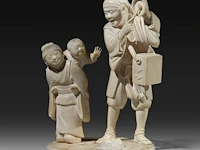 A japanese ivory okimono of a man with a basket and singing bowl, with a girl carrying a child to his side, signed, meiji period (1868-1912), h 18 cm - w 12 cm - d 10 cm (+) - afbeelding 3 van  10