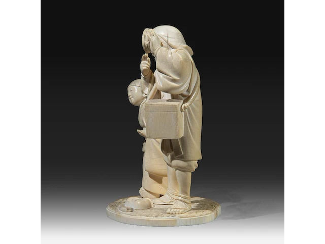 A japanese ivory okimono of a man with a basket and singing bowl, with a girl carrying a child to his side, signed, meiji period (1868-1912), h 18 cm - w 12 cm - d 10 cm (+) - afbeelding 4 van  10