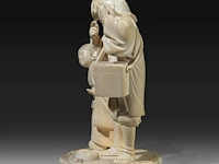 A japanese ivory okimono of a man with a basket and singing bowl, with a girl carrying a child to his side, signed, meiji period (1868-1912), h 18 cm - w 12 cm - d 10 cm (+) - afbeelding 4 van  10