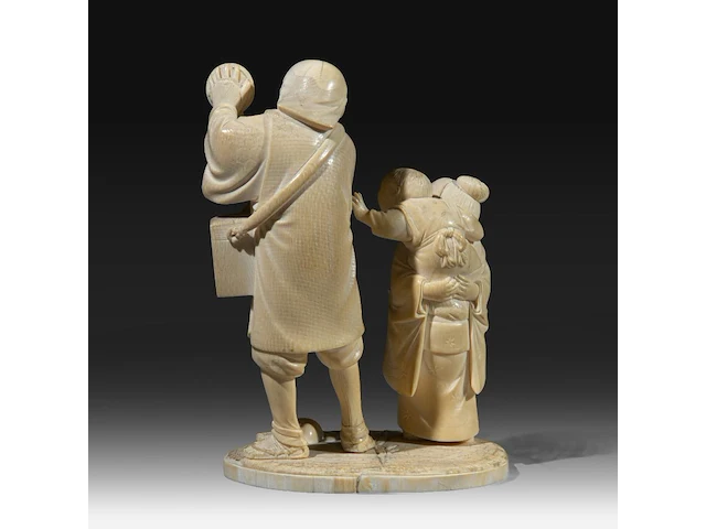 A japanese ivory okimono of a man with a basket and singing bowl, with a girl carrying a child to his side, signed, meiji period (1868-1912), h 18 cm - w 12 cm - d 10 cm (+) - afbeelding 5 van  10