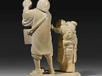 A japanese ivory okimono of a man with a basket and singing bowl, with a girl carrying a child to his side, signed, meiji period (1868-1912), h 18 cm - w 12 cm - d 10 cm (+) - afbeelding 5 van  10