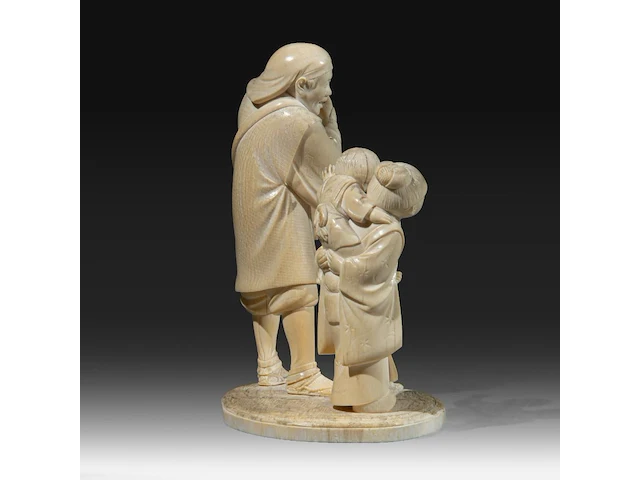 A japanese ivory okimono of a man with a basket and singing bowl, with a girl carrying a child to his side, signed, meiji period (1868-1912), h 18 cm - w 12 cm - d 10 cm (+) - afbeelding 6 van  10