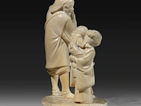A japanese ivory okimono of a man with a basket and singing bowl, with a girl carrying a child to his side, signed, meiji period (1868-1912), h 18 cm - w 12 cm - d 10 cm (+) - afbeelding 6 van  10