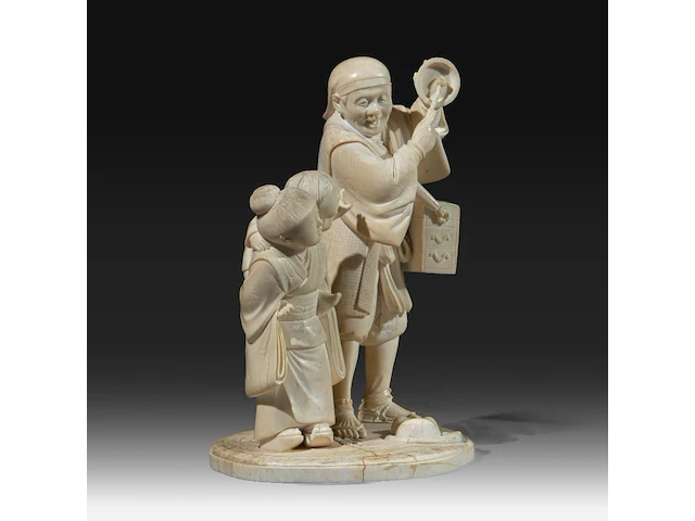 A japanese ivory okimono of a man with a basket and singing bowl, with a girl carrying a child to his side, signed, meiji period (1868-1912), h 18 cm - w 12 cm - d 10 cm (+) - afbeelding 7 van  10