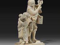 A japanese ivory okimono of a man with a basket and singing bowl, with a girl carrying a child to his side, signed, meiji period (1868-1912), h 18 cm - w 12 cm - d 10 cm (+) - afbeelding 7 van  10