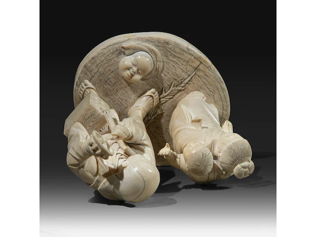 A japanese ivory okimono of a man with a basket and singing bowl, with a girl carrying a child to his side, signed, meiji period (1868-1912), h 18 cm - w 12 cm - d 10 cm (+) - afbeelding 8 van  10