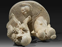 A japanese ivory okimono of a man with a basket and singing bowl, with a girl carrying a child to his side, signed, meiji period (1868-1912), h 18 cm - w 12 cm - d 10 cm (+) - afbeelding 8 van  10