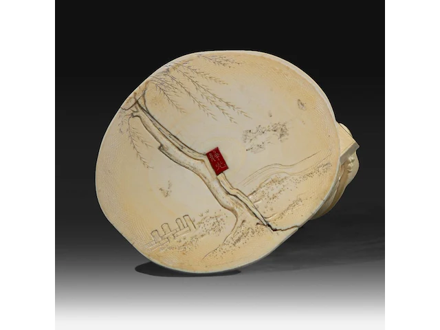 A japanese ivory okimono of a man with a basket and singing bowl, with a girl carrying a child to his side, signed, meiji period (1868-1912), h 18 cm - w 12 cm - d 10 cm (+) - afbeelding 9 van  10
