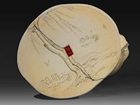 A japanese ivory okimono of a man with a basket and singing bowl, with a girl carrying a child to his side, signed, meiji period (1868-1912), h 18 cm - w 12 cm - d 10 cm (+) - afbeelding 9 van  10