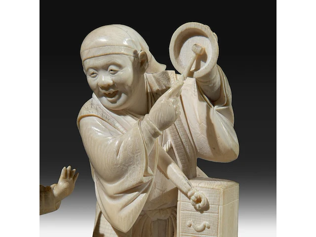 A japanese ivory okimono of a man with a basket and singing bowl, with a girl carrying a child to his side, signed, meiji period (1868-1912), h 18 cm - w 12 cm - d 10 cm (+) - afbeelding 10 van  10