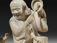 A japanese ivory okimono of a man with a basket and singing bowl, with a girl carrying a child to his side, signed, meiji period (1868-1912), h 18 cm - w 12 cm - d 10 cm (+) - afbeelding 10 van  10