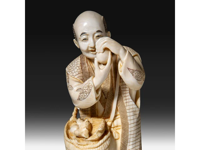 A japanese ivory okimono of a man with his two sons collecting eggs, signed, meiji period (1868-1912), h 26 cm - 757g, added; a chinese ivory sculpture of a man with fishing gear, late qing dynasty, total h 30 cm - ivory - afbeelding 2 van  11