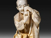 A japanese ivory okimono of a man with his two sons collecting eggs, signed, meiji period (1868-1912), h 26 cm - 757g, added; a chinese ivory sculpture of a man with fishing gear, late qing dynasty, total h 30 cm - ivory - afbeelding 2 van  11