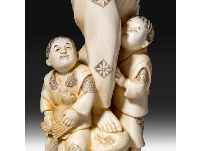 A japanese ivory okimono of a man with his two sons collecting eggs, signed, meiji period (1868-1912), h 26 cm - 757g, added; a chinese ivory sculpture of a man with fishing gear, late qing dynasty, total h 30 cm - ivory - afbeelding 3 van  11