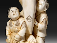 A japanese ivory okimono of a man with his two sons collecting eggs, signed, meiji period (1868-1912), h 26 cm - 757g, added; a chinese ivory sculpture of a man with fishing gear, late qing dynasty, total h 30 cm - ivory - afbeelding 3 van  11