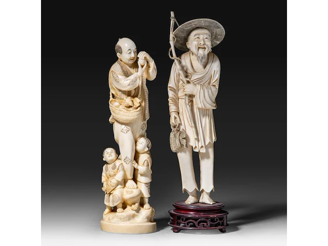 A japanese ivory okimono of a man with his two sons collecting eggs, signed, meiji period (1868-1912), h 26 cm - 757g, added; a chinese ivory sculpture of a man with fishing gear, late qing dynasty, total h 30 cm - ivory - afbeelding 1 van  11