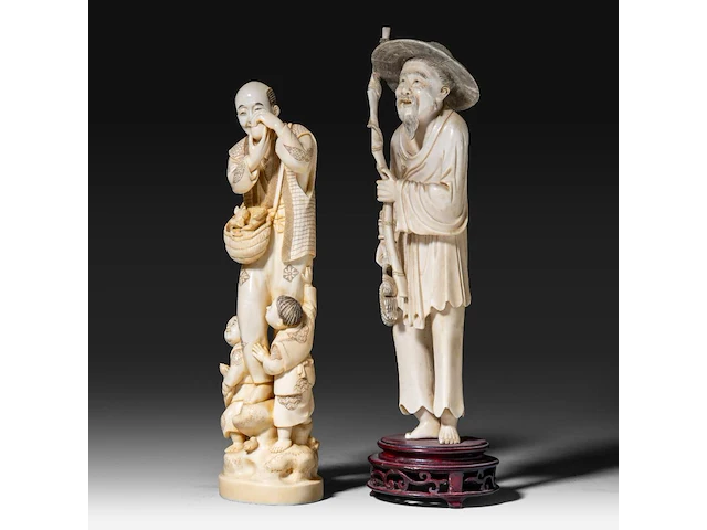 A japanese ivory okimono of a man with his two sons collecting eggs, signed, meiji period (1868-1912), h 26 cm - 757g, added; a chinese ivory sculpture of a man with fishing gear, late qing dynasty, total h 30 cm - ivory - afbeelding 4 van  11
