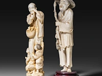 A japanese ivory okimono of a man with his two sons collecting eggs, signed, meiji period (1868-1912), h 26 cm - 757g, added; a chinese ivory sculpture of a man with fishing gear, late qing dynasty, total h 30 cm - ivory - afbeelding 4 van  11