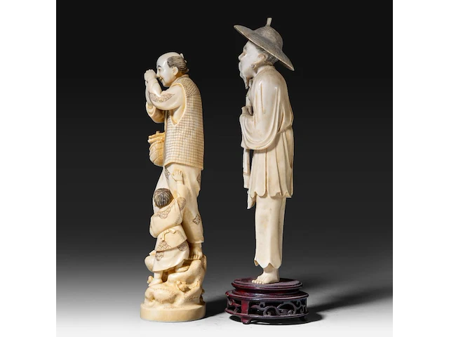 A japanese ivory okimono of a man with his two sons collecting eggs, signed, meiji period (1868-1912), h 26 cm - 757g, added; a chinese ivory sculpture of a man with fishing gear, late qing dynasty, total h 30 cm - ivory - afbeelding 5 van  11