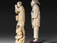 A japanese ivory okimono of a man with his two sons collecting eggs, signed, meiji period (1868-1912), h 26 cm - 757g, added; a chinese ivory sculpture of a man with fishing gear, late qing dynasty, total h 30 cm - ivory - afbeelding 5 van  11