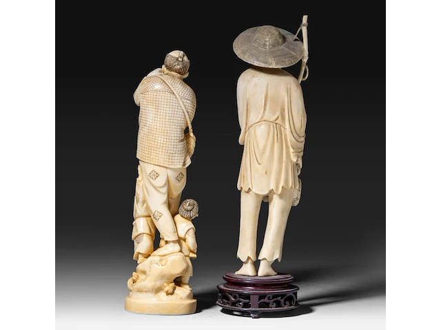 A japanese ivory okimono of a man with his two sons collecting eggs, signed, meiji period (1868-1912), h 26 cm - 757g, added; a chinese ivory sculpture of a man with fishing gear, late qing dynasty, total h 30 cm - ivory - afbeelding 6 van  11