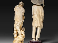 A japanese ivory okimono of a man with his two sons collecting eggs, signed, meiji period (1868-1912), h 26 cm - 757g, added; a chinese ivory sculpture of a man with fishing gear, late qing dynasty, total h 30 cm - ivory - afbeelding 6 van  11