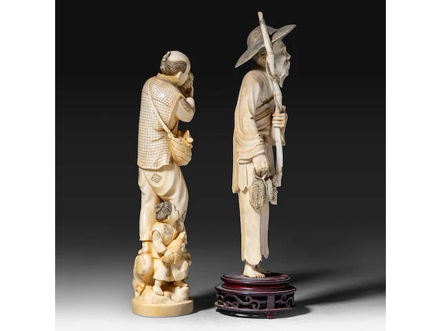A japanese ivory okimono of a man with his two sons collecting eggs, signed, meiji period (1868-1912), h 26 cm - 757g, added; a chinese ivory sculpture of a man with fishing gear, late qing dynasty, total h 30 cm - ivory - afbeelding 7 van  11