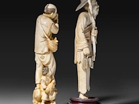 A japanese ivory okimono of a man with his two sons collecting eggs, signed, meiji period (1868-1912), h 26 cm - 757g, added; a chinese ivory sculpture of a man with fishing gear, late qing dynasty, total h 30 cm - ivory - afbeelding 7 van  11