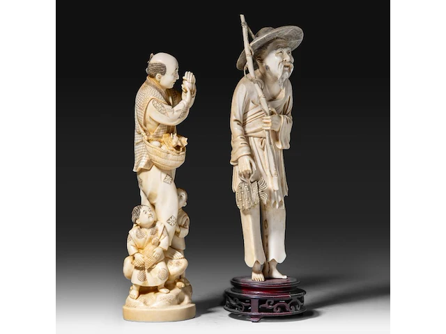 A japanese ivory okimono of a man with his two sons collecting eggs, signed, meiji period (1868-1912), h 26 cm - 757g, added; a chinese ivory sculpture of a man with fishing gear, late qing dynasty, total h 30 cm - ivory - afbeelding 8 van  11