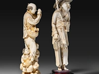 A japanese ivory okimono of a man with his two sons collecting eggs, signed, meiji period (1868-1912), h 26 cm - 757g, added; a chinese ivory sculpture of a man with fishing gear, late qing dynasty, total h 30 cm - ivory - afbeelding 8 van  11
