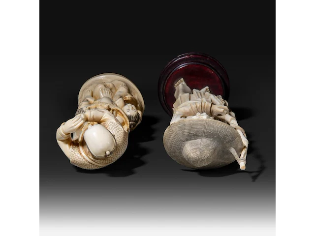 A japanese ivory okimono of a man with his two sons collecting eggs, signed, meiji period (1868-1912), h 26 cm - 757g, added; a chinese ivory sculpture of a man with fishing gear, late qing dynasty, total h 30 cm - ivory - afbeelding 9 van  11