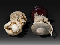 A japanese ivory okimono of a man with his two sons collecting eggs, signed, meiji period (1868-1912), h 26 cm - 757g, added; a chinese ivory sculpture of a man with fishing gear, late qing dynasty, total h 30 cm - ivory - afbeelding 9 van  11