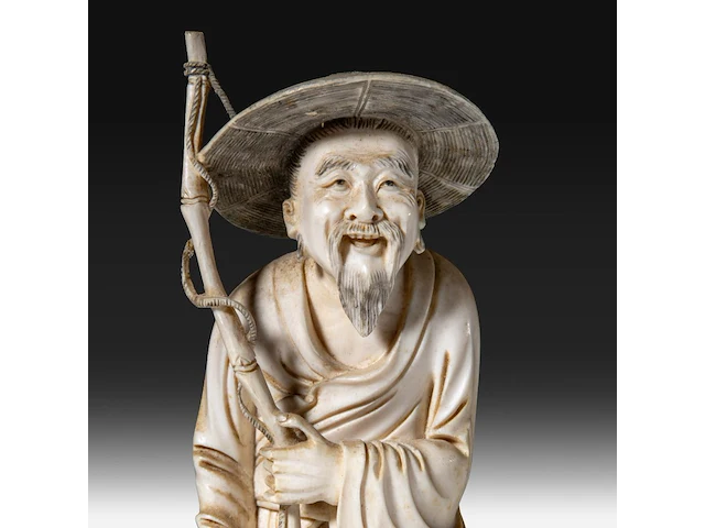 A japanese ivory okimono of a man with his two sons collecting eggs, signed, meiji period (1868-1912), h 26 cm - 757g, added; a chinese ivory sculpture of a man with fishing gear, late qing dynasty, total h 30 cm - ivory - afbeelding 11 van  11