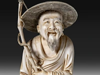 A japanese ivory okimono of a man with his two sons collecting eggs, signed, meiji period (1868-1912), h 26 cm - 757g, added; a chinese ivory sculpture of a man with fishing gear, late qing dynasty, total h 30 cm - ivory - afbeelding 11 van  11